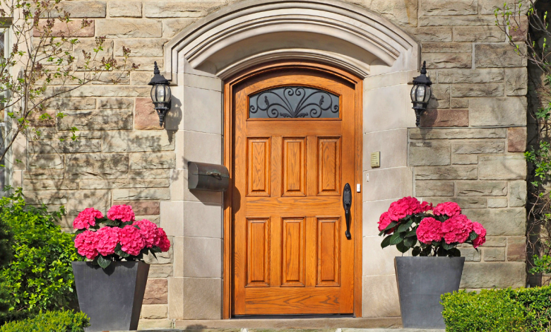 fleurs à la porte d'entrée