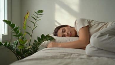 Femme endormie pres du lit avec plantes vertes