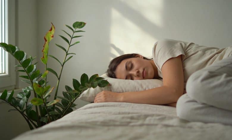 Femme endormie pres du lit avec plantes vertes