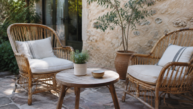 Deux fauteuils en rotin entourent une table basse