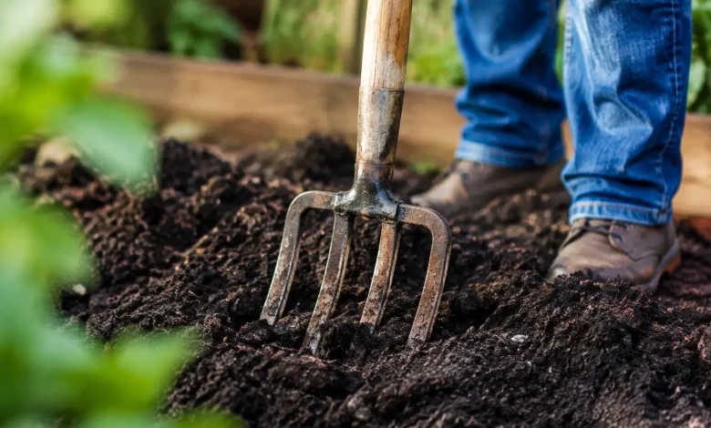 Fourche plantee dans une pile de terreau sombre