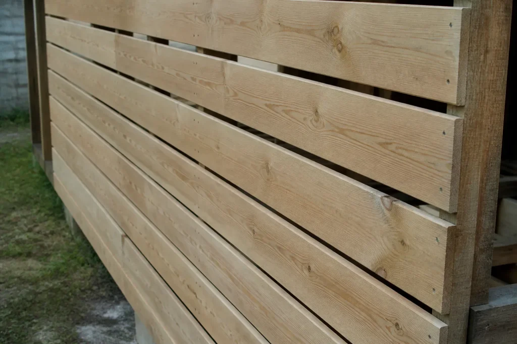 Planches de bois clair posees horizontalement sur une ossature