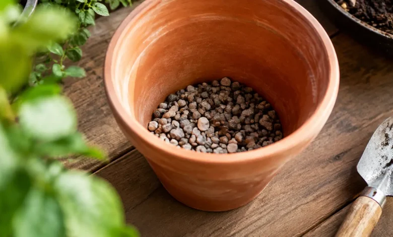 Pot en terre cuite avec couche de gravier au fond